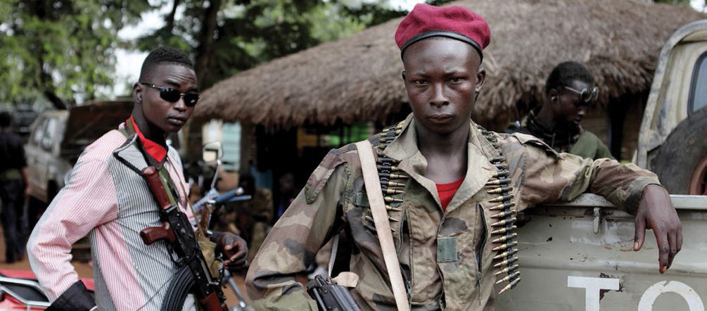 Illegaler Holzhandel finanziert Bürgerkriege in Afrika Bewaffnete Männer in der Zentralafrikanischen Republik