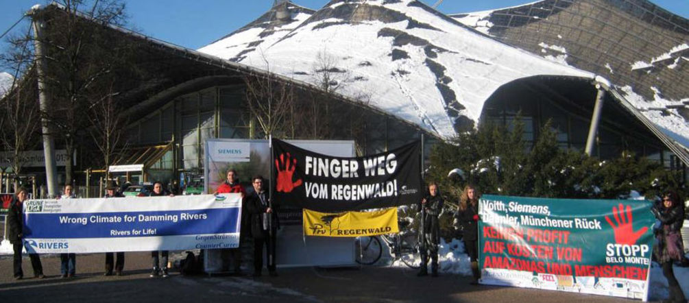 Munchen Protestaktion Bei Siemens Hauptversammlung Rettet Den Regenwald E V