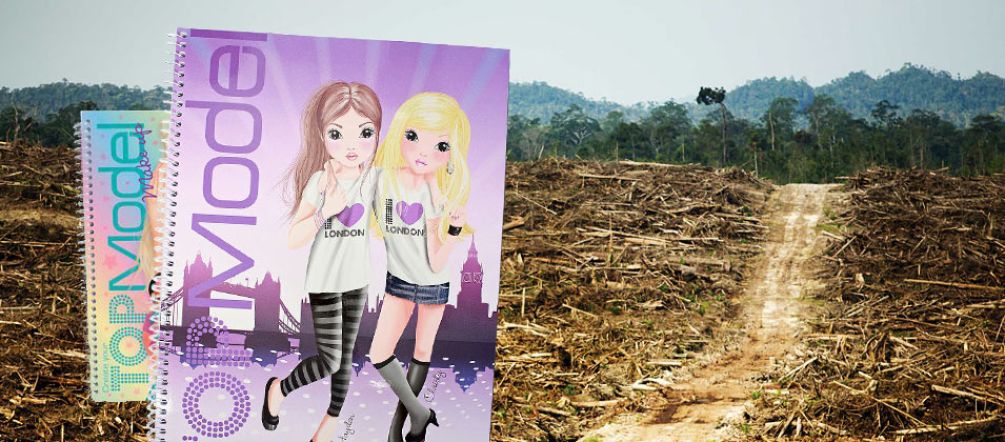 Im Papier der Firma Depesche wurden wiederholt Tropenholzfasern gefunden (Hintergrundmotiv: RAN) Fotomontage mit zwei Topmodel-Schreibblöcken vor einem abgeholzten Regenwald