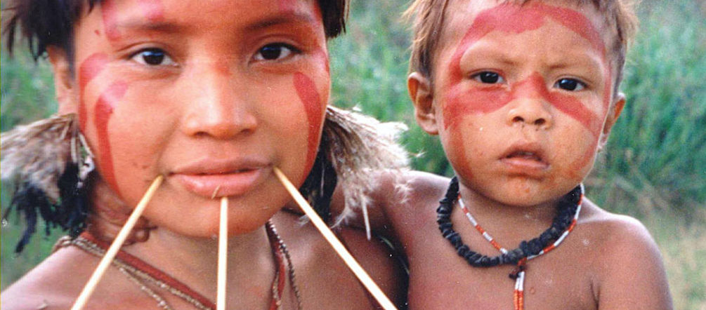 Die Yanonami sind eins der 240 Indianervölker Brasiliens Yanomami mit Kind