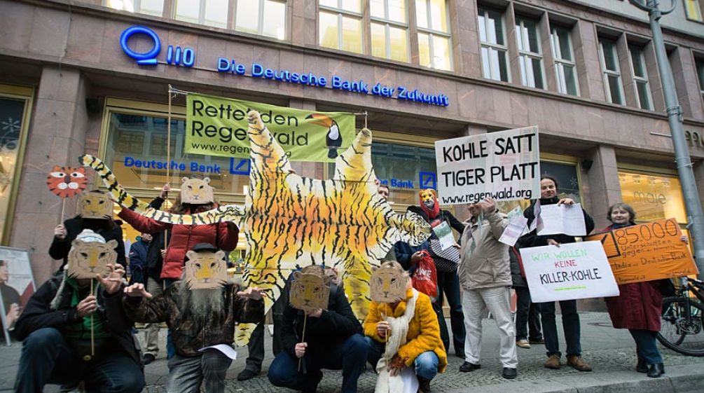 Demonstranten mit Papp-Tiger vor der Deutschen Bank in Berlin